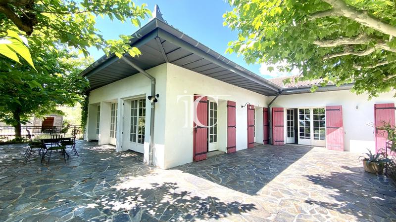 Maison - 264 m² - 8 pièces