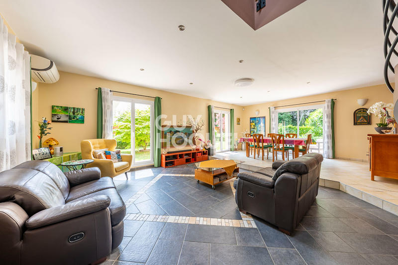 Maison - 238 m² - 8 pièces