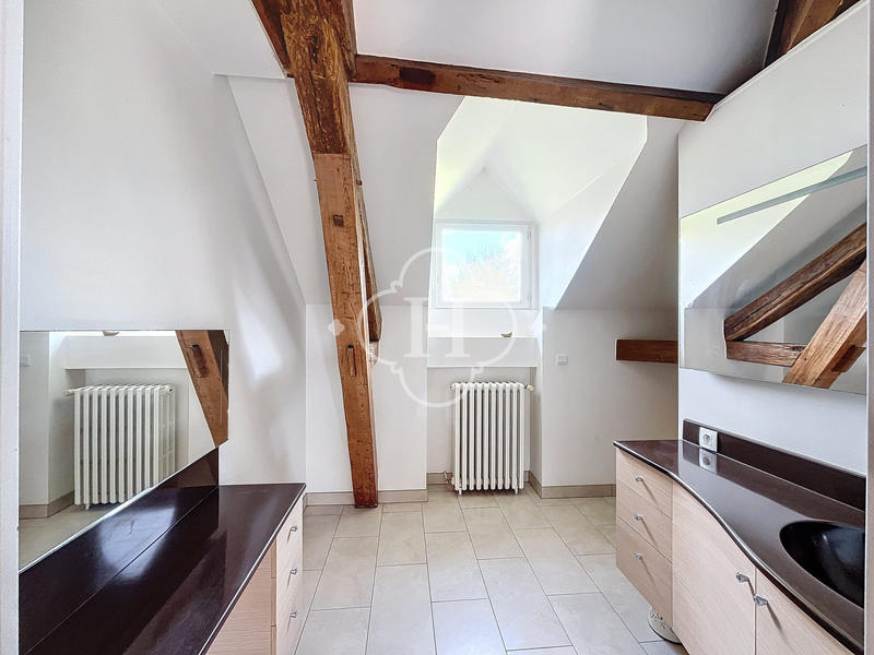 Maison - 225 m² - 8 pièces