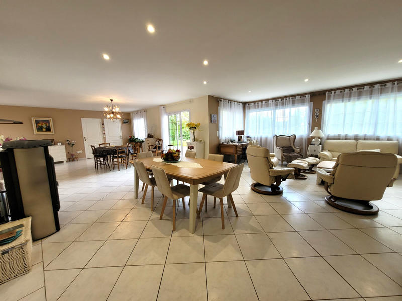 Maison - 235 m² - 8 pièces