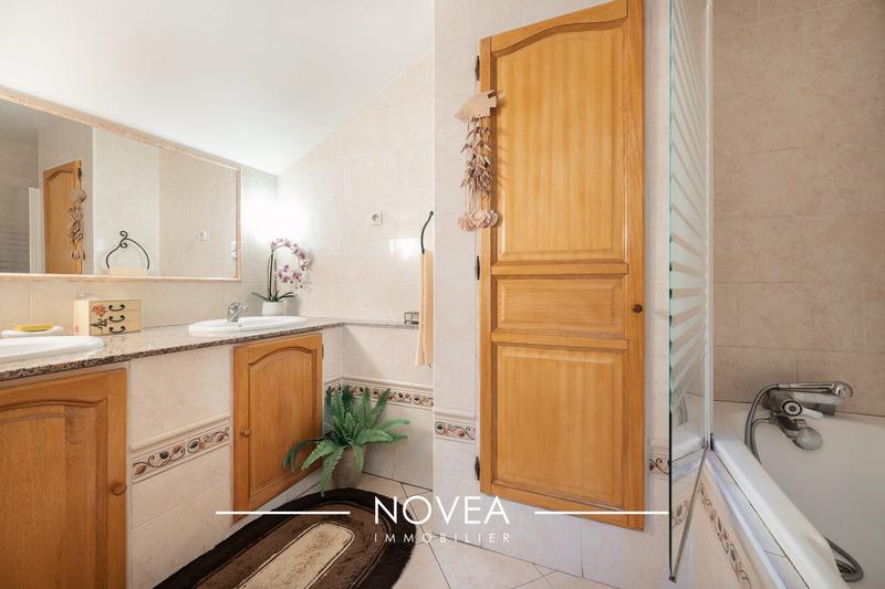 Maison - 270 m² - 5 pièces