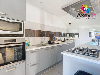 Maison - 232 m² - 9 pièces