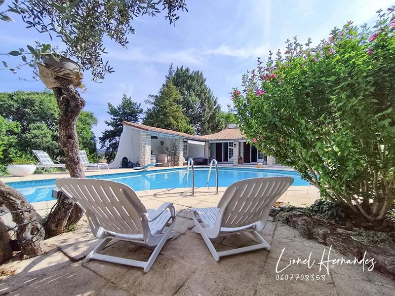 Maison - 220 m² - 7 pièces