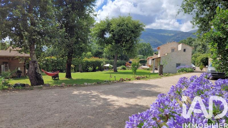 Maison - 216 m² - 7 pièces