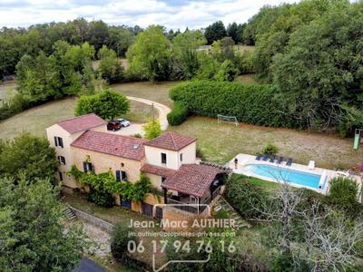 Maison - 212 m² - 8 pièces