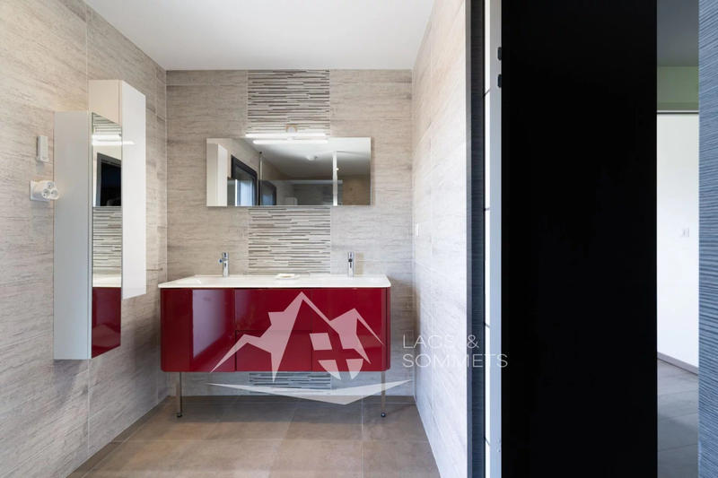 Villa - 243 m² - 9 pièces