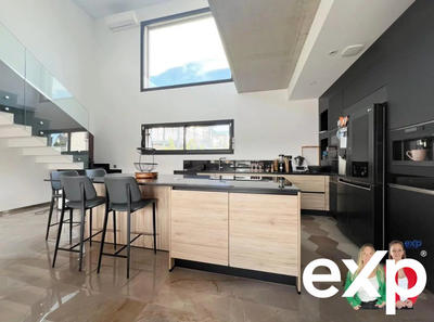 Maison - 234 m² - 7 pièces