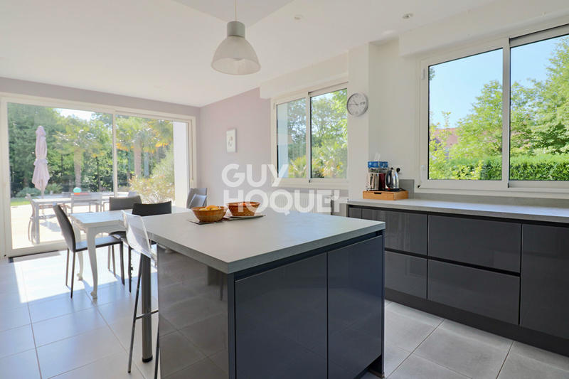 Maison - 244 m² - 8 pièces