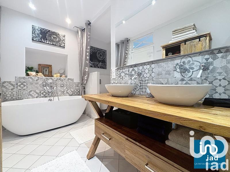 Maison - 220 m² - 11 pièces