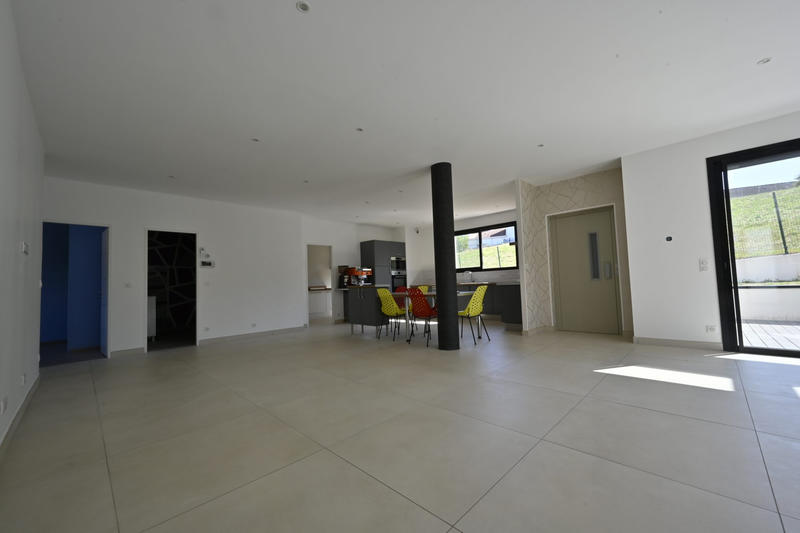 Maison - 202 m² - 5 pièces