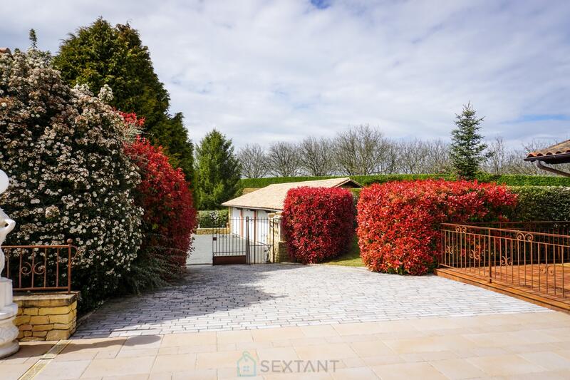 Propriété - 240 m² - 8 pièces