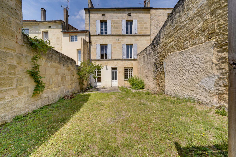 Maison - 260 m² - 11 pièces