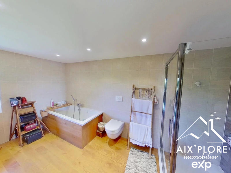 Maison traditionnelle - 248 m² - 7 pièces