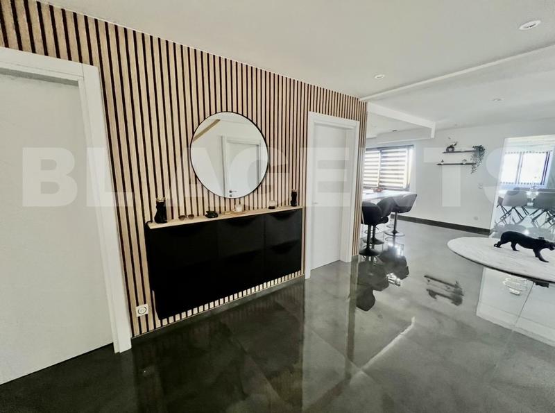 Maison - 221 m² - 7 pièces