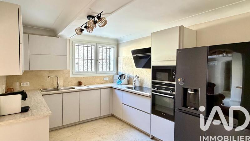 Maison - 225 m² - 10 pièces