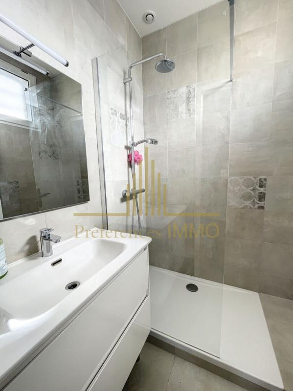 Maison - 240 m² - 8 pièces