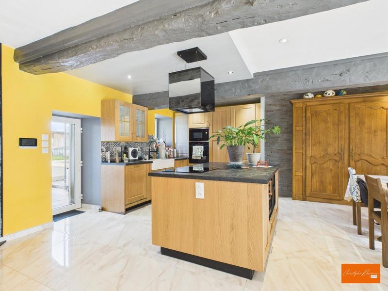 Maison - 240 m² - 8 pièces