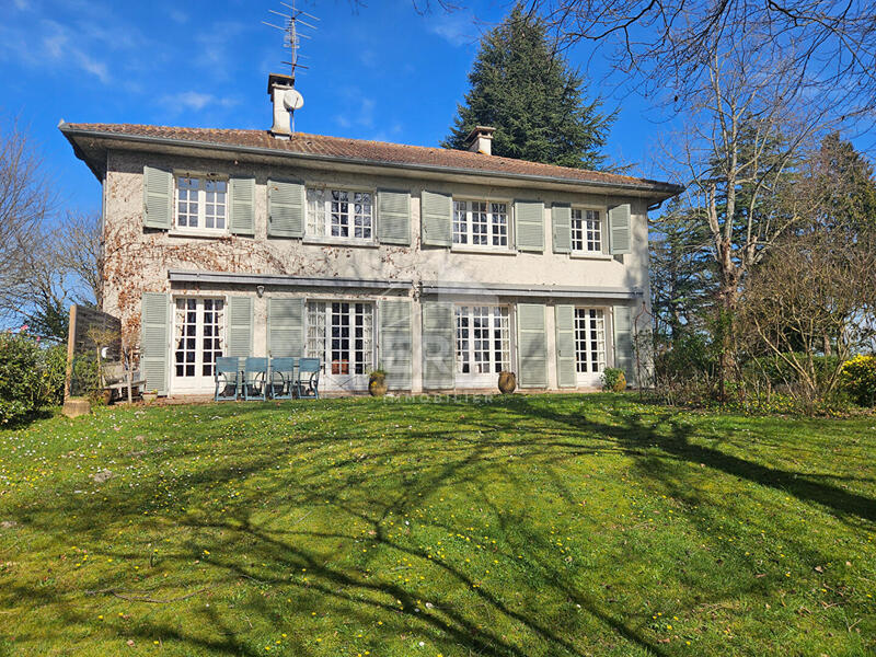 Demeure - 215 m² - 7 pièces