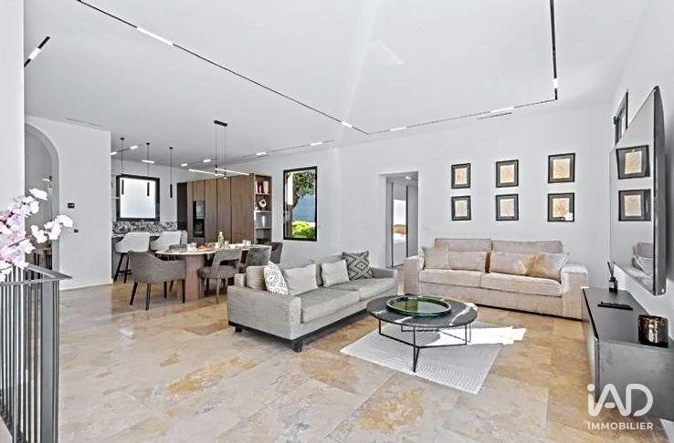 Maison - 222 m² - 5 pièces