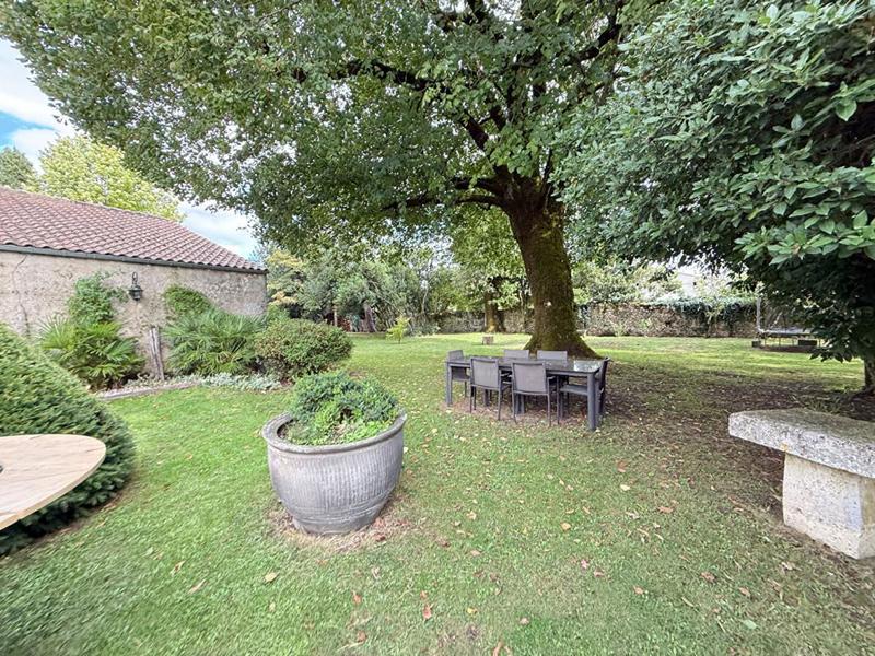 Maison - 270 m² - 8 pièces