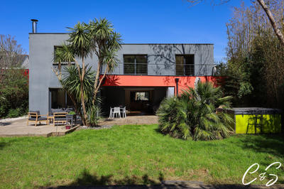 Maison - 240 m² - 6 pièces