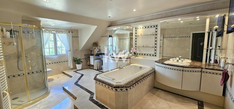 Propriété - 265 m² - 8 pièces