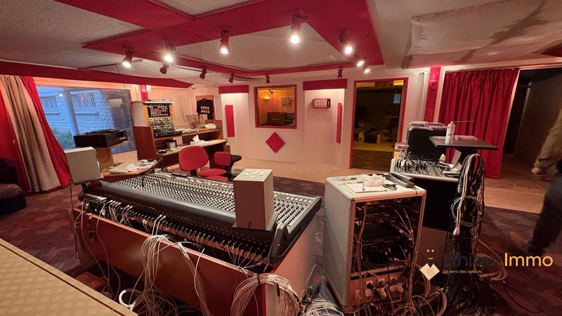 Maison - 385 m² - 9 pièces