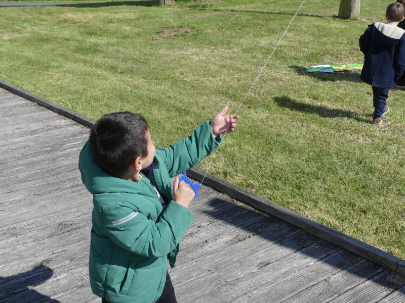 Confection d'un cerf-volant à Terres d'Oiseaux