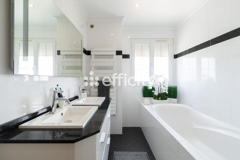 Pavillon - 140 m² - 7 pièces