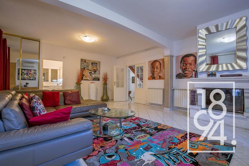 Maison - 211 m² - 10 pièces