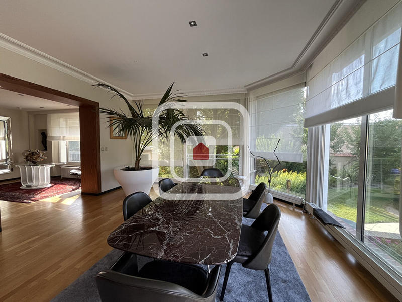 Maison - 267 m² - 8 pièces