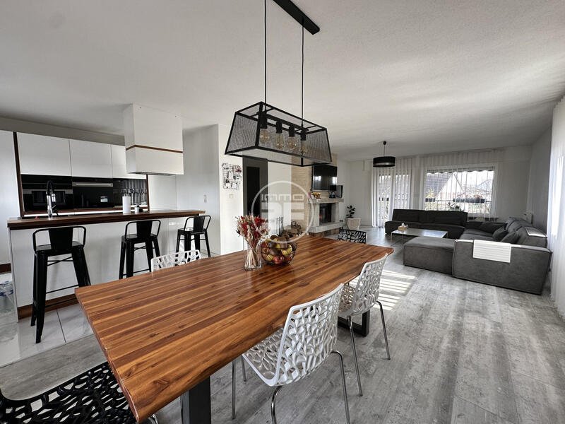 Maison - 260 m² - 10 pièces