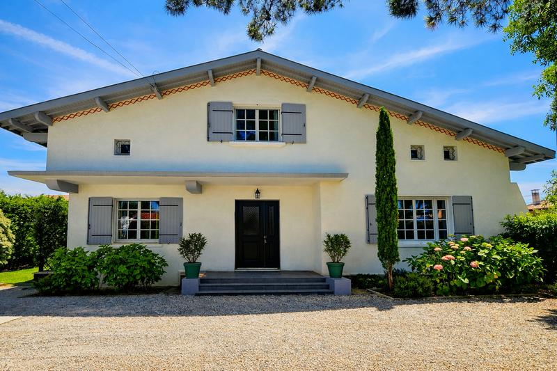 Maison - 250 m² - 10 pièces