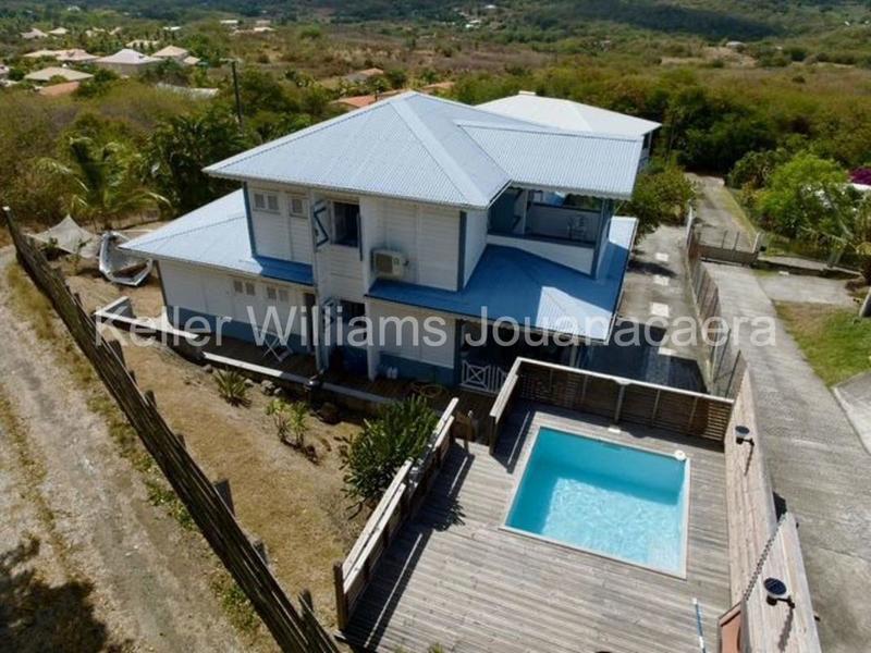 Propriété - 256 m² - 8 pièces