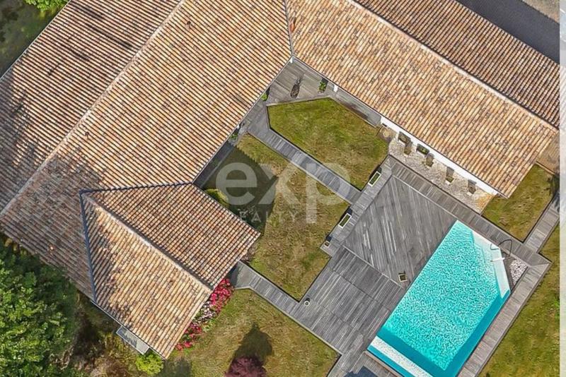 Maison - 295 m² - 12 pièces