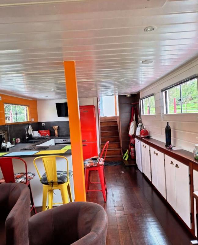 Péniche - 100 m² - 4 pièces