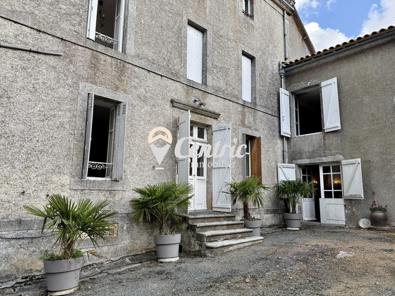 Maison - 275 m² - 13 pièces