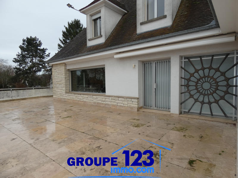 Maison - 435 m² - 9 pièces
