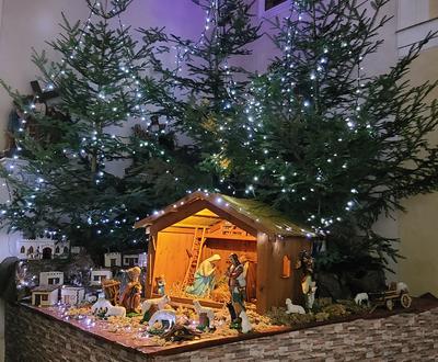 Crèche de Noël dans l'église