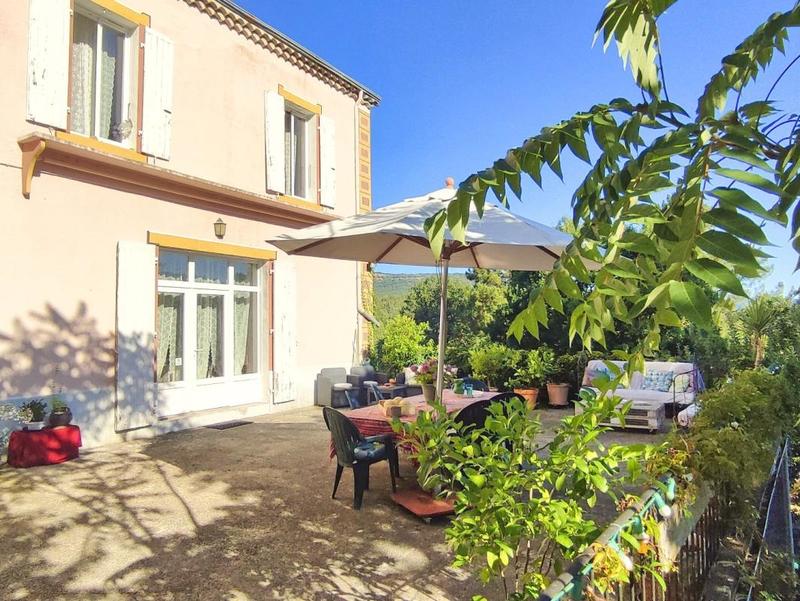 Propriété - 285 m² - 10 pièces