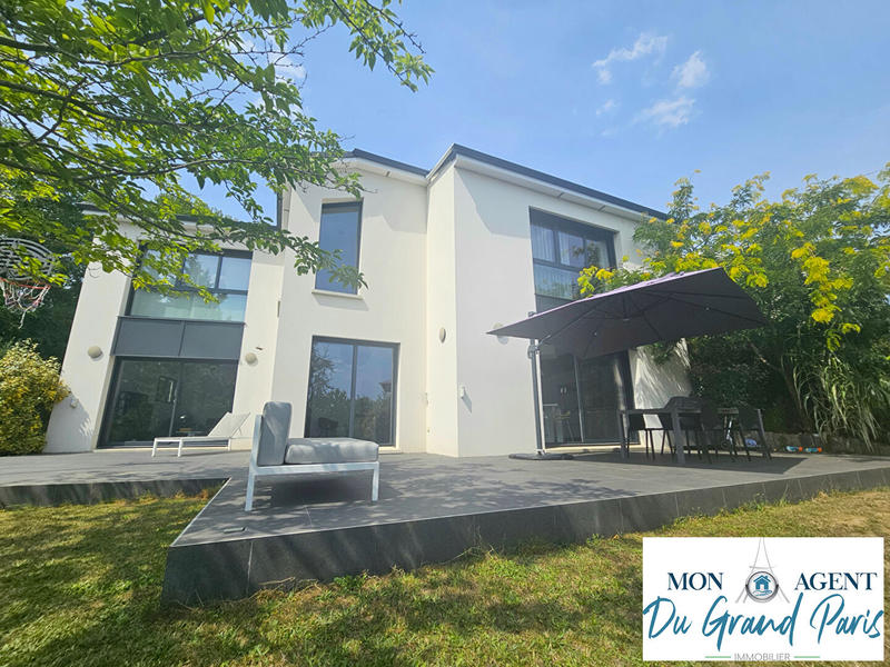 Maison - 204 m² - 7 pièces