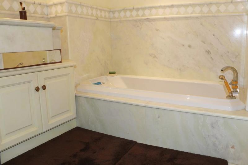 Villa - 318 m² - 8 pièces