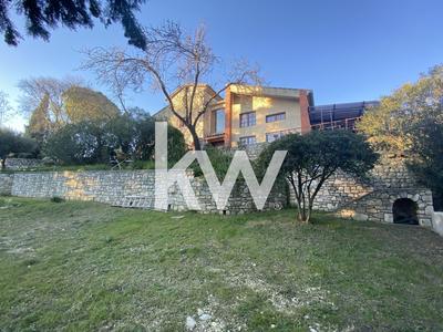 Maison - 230 m² - 6 pièces