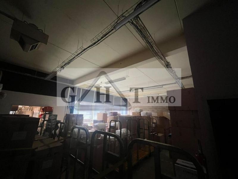 Entrepôt - 698 m²