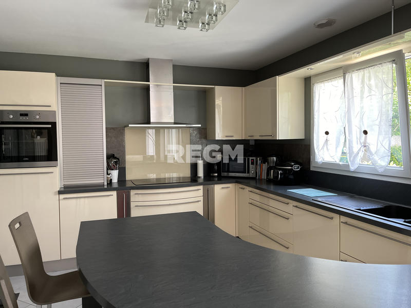 Maison - 215 m² - 8 pièces