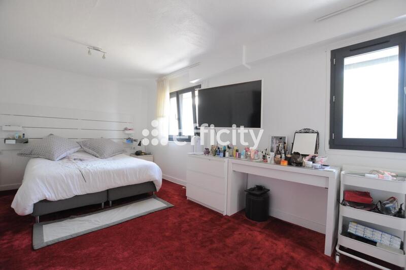 Maison - 240 m² - 8 pièces