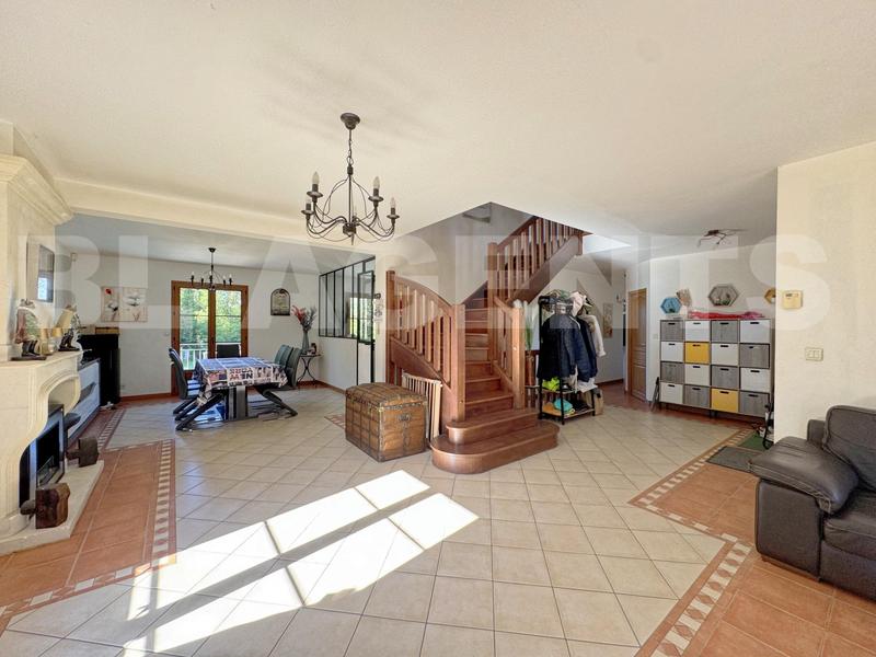 Maison - 243 m² - 8 pièces