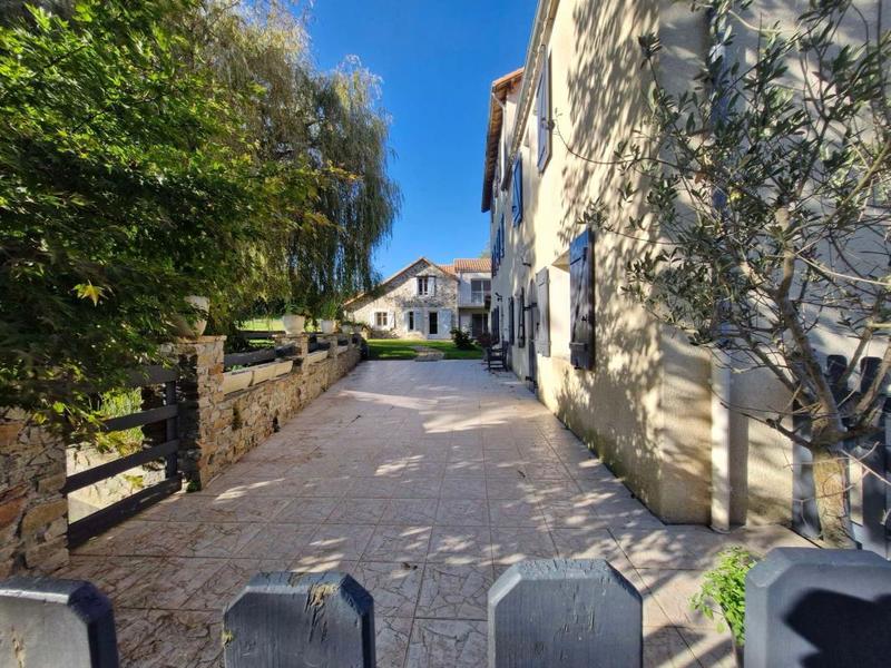 Maison - 422 m² - 15 pièces