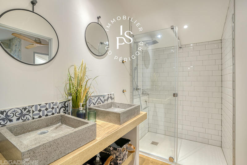 Maison - 229 m² - 7 pièces