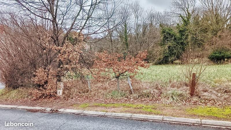 Terrain constructible - 1 070 m²